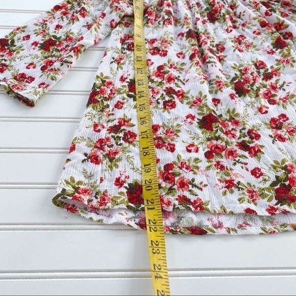 Floral off the shoulder Top Size Medium - Picture 8 of 9